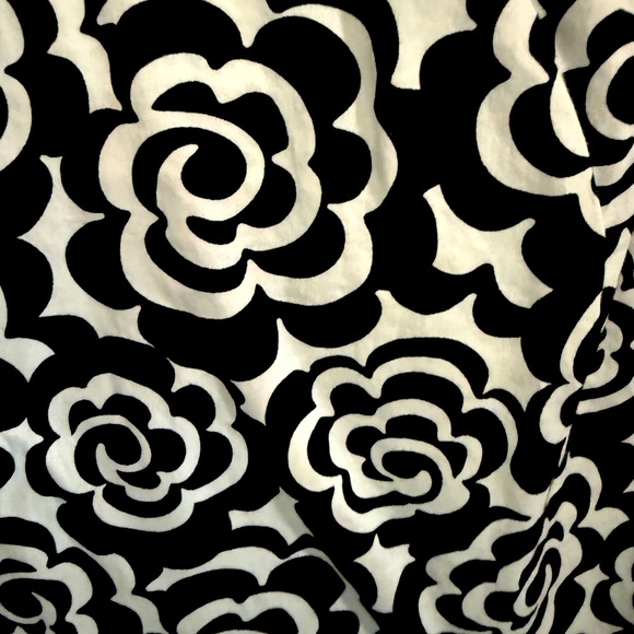 Old Navy Black and White Floral Blouse, puff shirt sleeve, flowy bottom, Sz XXL - Picture 8 of 9